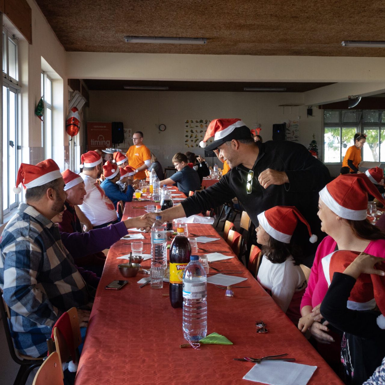 «Isto é que é Natal»: Timing juntou 100 utentes da Refood em almoço solidário